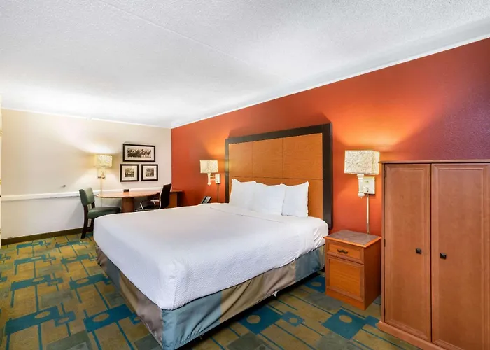 La Quinta By Wyndham Phoenix Sky Harbor Airport 3*