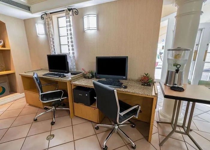 La Quinta By Wyndham Phoenix Sky Harbor Airport Hotel 3*
