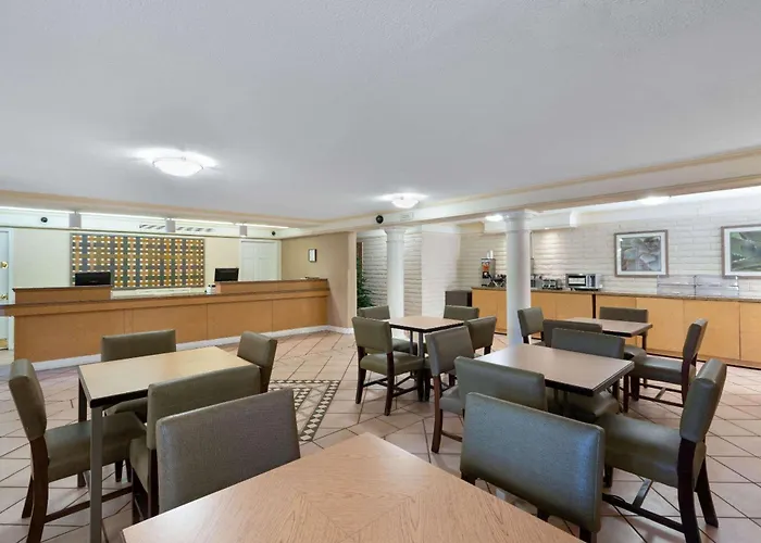 La Quinta By Wyndham Phoenix Sky Harbor Airport Hotel
