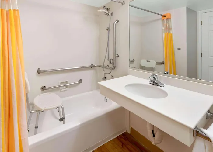 Hotel La Quinta By Wyndham Phoenix Sky Harbor Airport 3*