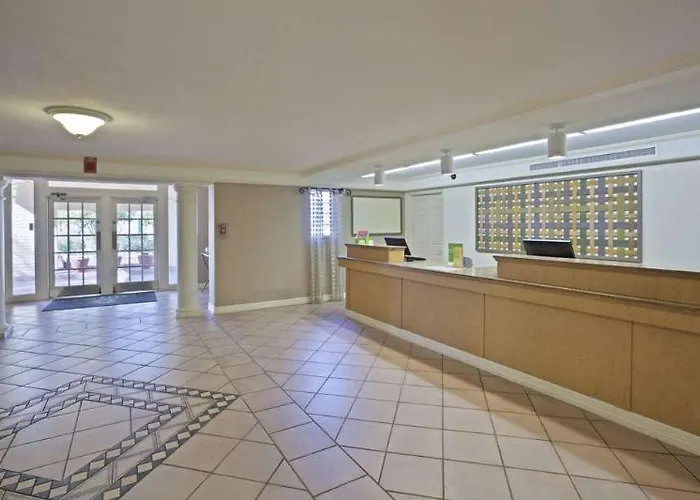 La Quinta By Wyndham Phoenix Sky Harbor Airport Hotel