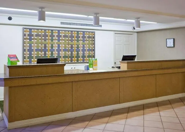 Hotel La Quinta By Wyndham Phoenix Sky Harbor Airport 3*