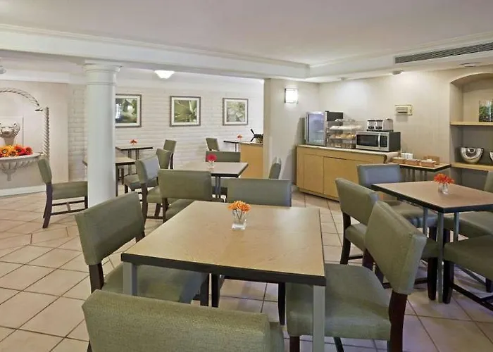 La Quinta By Wyndham Phoenix Sky Harbor Airport Hotel 3*